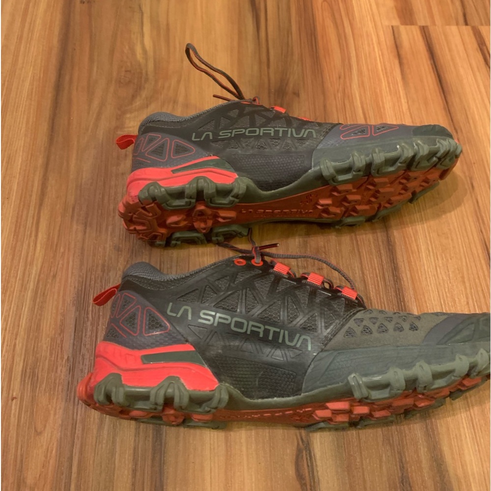 LA SPORTIVA: running sneakers. Women’s size 7. Hood condition.